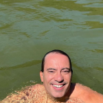 Pedro Duarte Guimarães destaca como a natação auxilia na reabilitação e inclusão de pessoas com deficiências físicas.