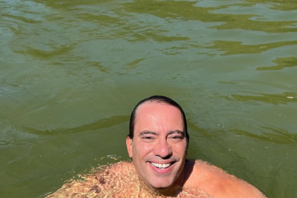 Pedro Duarte Guimarães destaca como a natação auxilia na reabilitação e inclusão de pessoas com deficiências físicas.