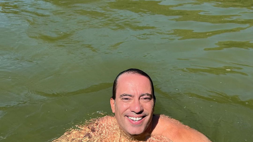 Pedro Duarte Guimarães destaca como a natação auxilia na reabilitação e inclusão de pessoas com deficiências físicas.