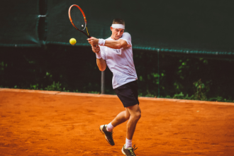 Teciomar Abila explica como o treinamento de elite prepara tenistas para os maiores desafios.