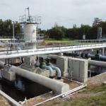 O esgotamento sanitário moderno oferece infraestrutura que protege saúde coletiva e meio ambiente, observa a EBS – Empresa Brasileira de Saneamento LTDA.