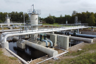 O esgotamento sanitário moderno oferece infraestrutura que protege saúde coletiva e meio ambiente, observa a EBS – Empresa Brasileira de Saneamento LTDA.