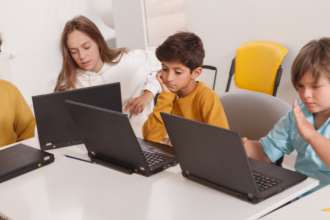 Gustavo Morceli destaca como projetos escolares de impacto social usam robótica e tecnologia para gerar soluções reais que transformam comunidades inteiras.