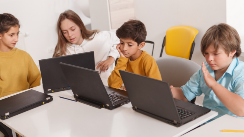 Gustavo Morceli destaca como projetos escolares de impacto social usam robótica e tecnologia para gerar soluções reais que transformam comunidades inteiras.