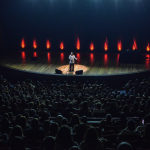 O ano de 2025 termina em Erechim para Gio Lisboa, depois de uma maratona por 74 cidades da Non Stop (Créditos: Clara Lins)