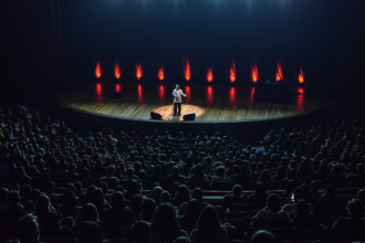 O ano de 2025 termina em Erechim para Gio Lisboa, depois de uma maratona por 74 cidades da Non Stop (Créditos: Clara Lins)