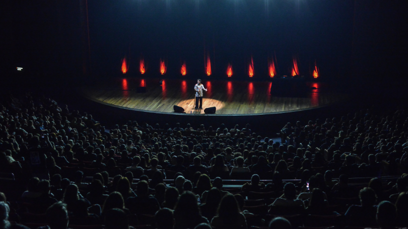 O ano de 2025 termina em Erechim para Gio Lisboa, depois de uma maratona por 74 cidades da Non Stop (Créditos: Clara Lins)