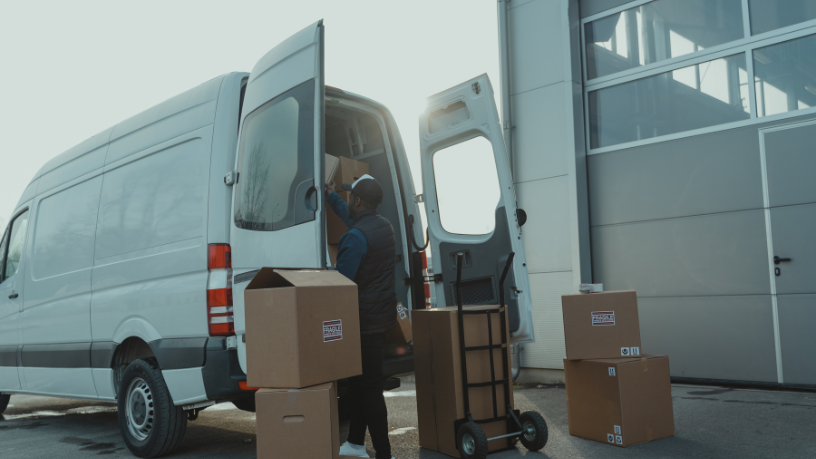 Avaliar quando contratar carreto para poucas caixas e móveis, como sugere Jm Mudanças, pode otimizar tempo e custos.