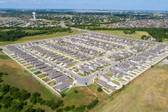 Segundo Alex Nabuco dos Santos, a adoção de materiais modernos na construção civil vem redefinindo padrões de moradia e elevando o nível de qualidade e eficiência dos empreendimentos imobiliários.