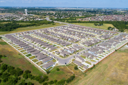 Segundo Alex Nabuco dos Santos, a adoção de materiais modernos na construção civil vem redefinindo padrões de moradia e elevando o nível de qualidade e eficiência dos empreendimentos imobiliários.