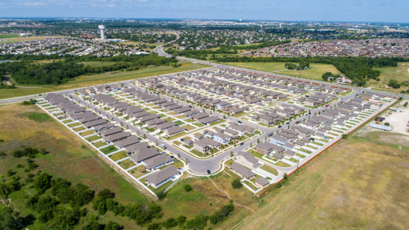 Segundo Alex Nabuco dos Santos, a adoção de materiais modernos na construção civil vem redefinindo padrões de moradia e elevando o nível de qualidade e eficiência dos empreendimentos imobiliários.